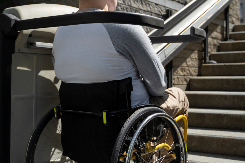 Plataformas Elevatórias para Acessibilidade: Guia Completo de Benefícios e Tipos