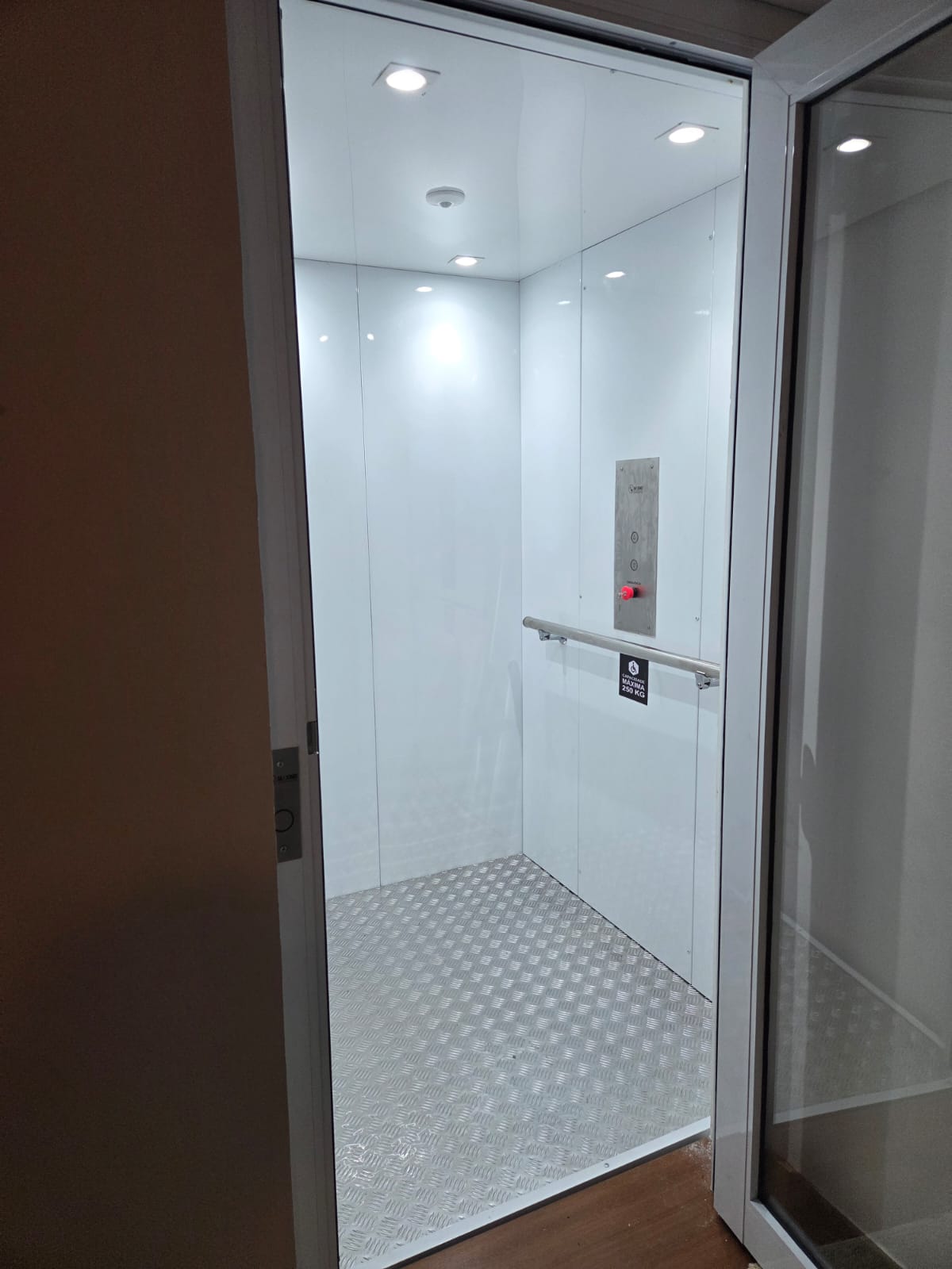 imagens de Modelos Cabinados Pintados e em Inox